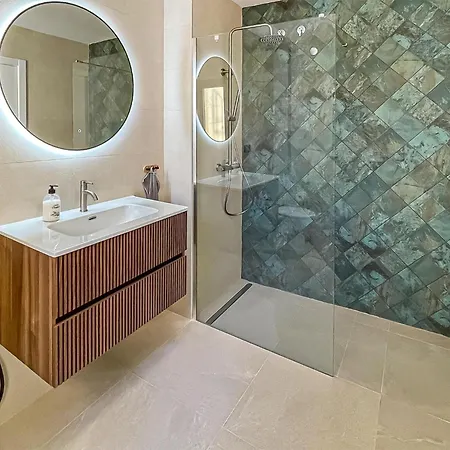 3 Bedroom Awesome In Holiday home *